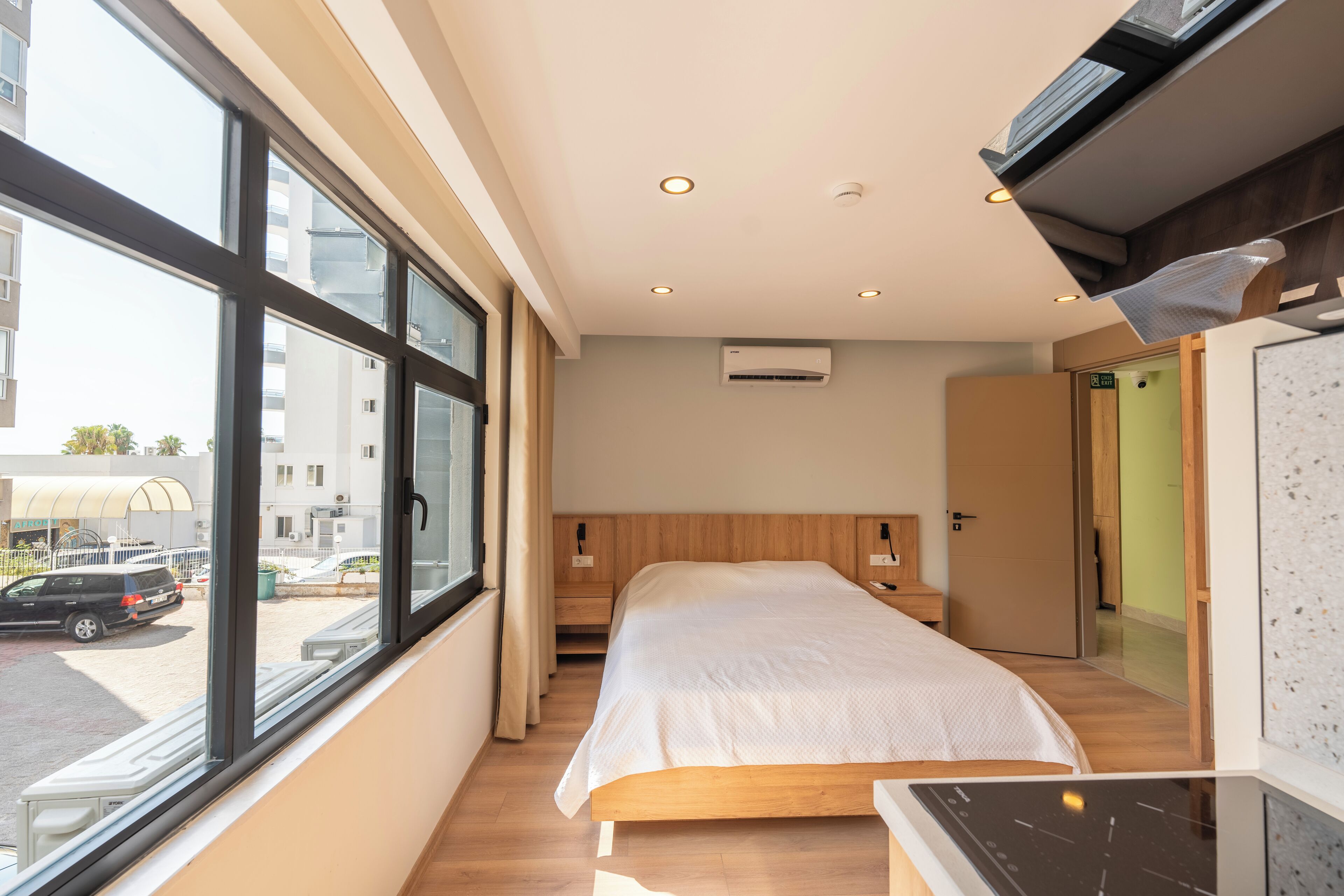 Comfort Room | Desk, laptop workspace, free WiFi