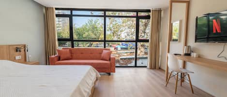 Classic-Zimmer | Schreibtisch, laptopgeeigneter Arbeitsplatz, kostenloses WLAN