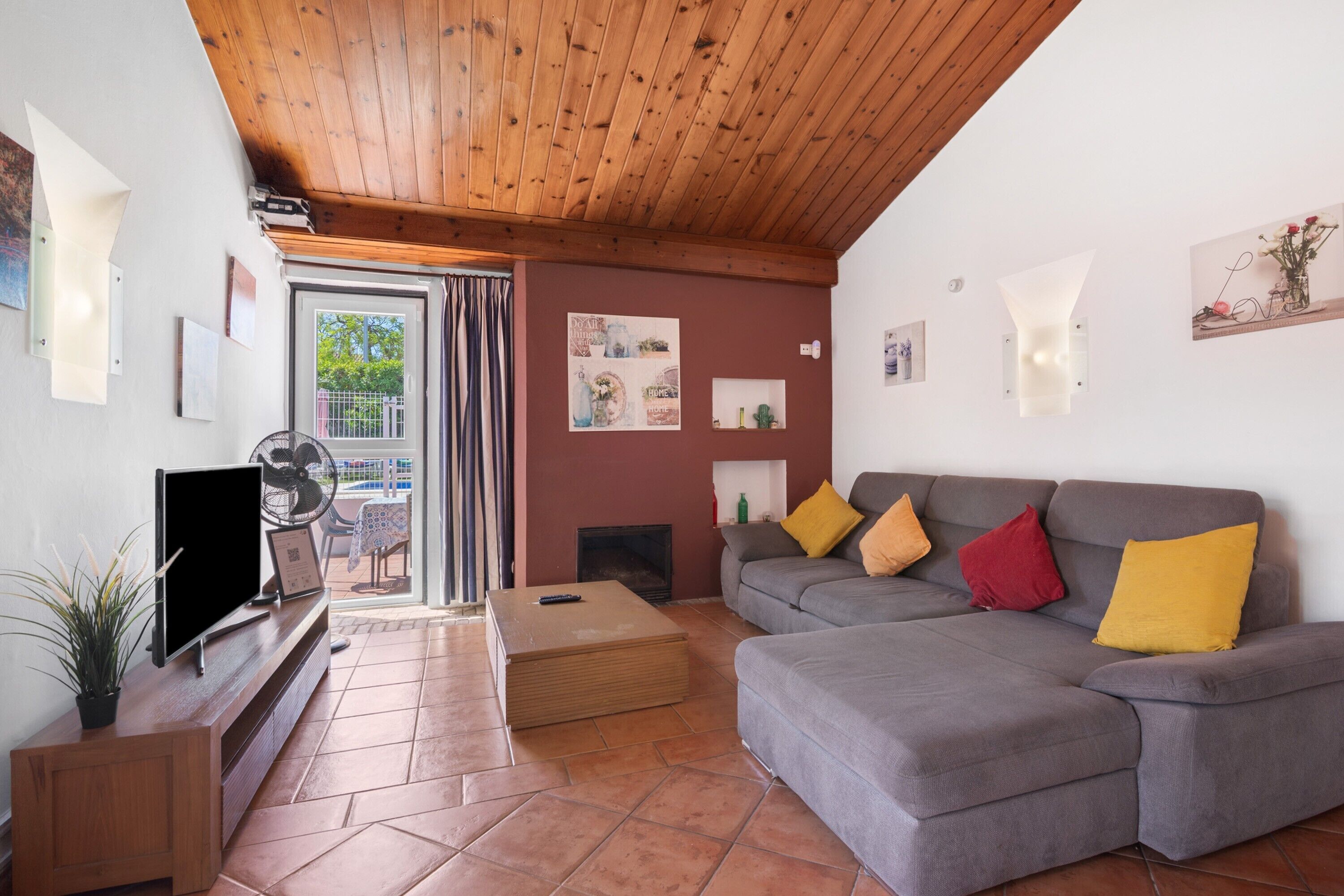 Una televisión, una chimenea