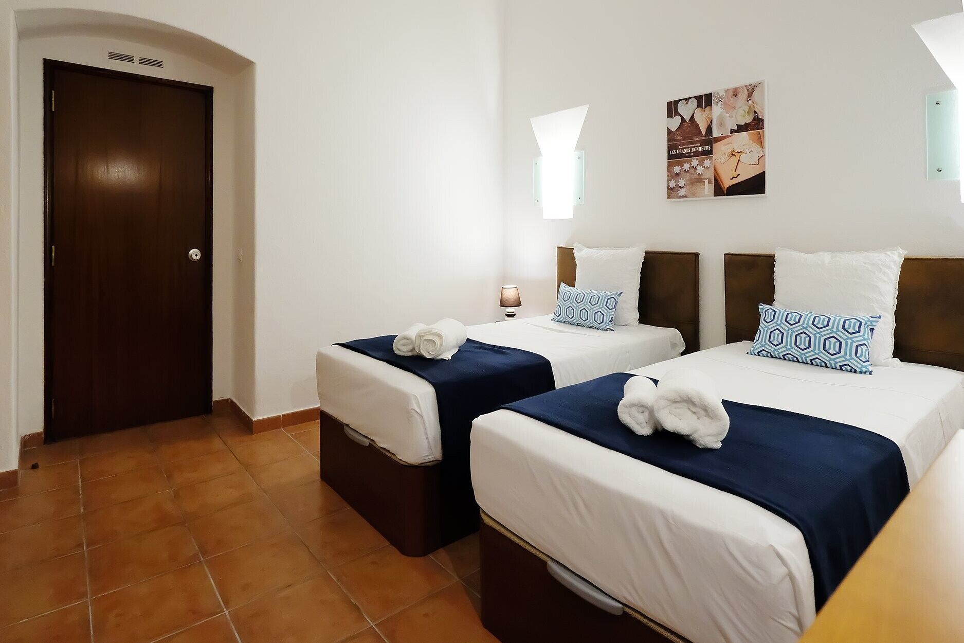 Iron/ironing board, WiFi, bed sheets