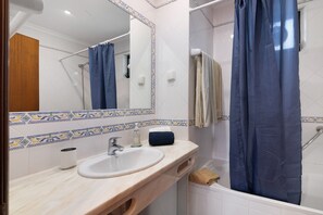 Shower, hair dryer, towels - Villa Lotus with Private Pool and Air Conditioning (Albufeira)