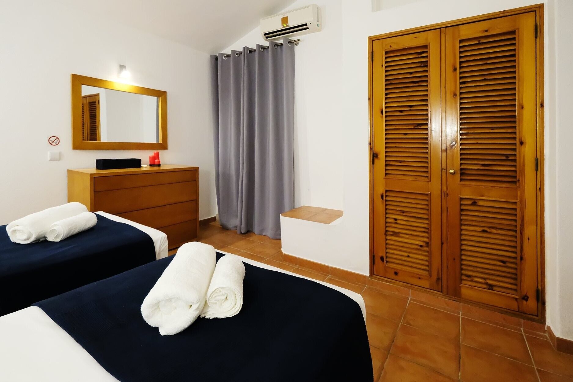 Tabla de planchar con plancha, wifi y ropa de cama 