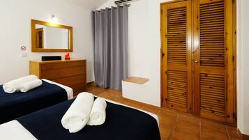 Tabla de planchar con plancha, wifi y ropa de cama