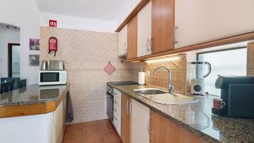 Frigorífico, microondas, horno y placa de cocina