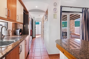 Fridge, microwave, oven, stovetop - Villa Lotus with Private Pool and Air Conditioning (Albufeira)