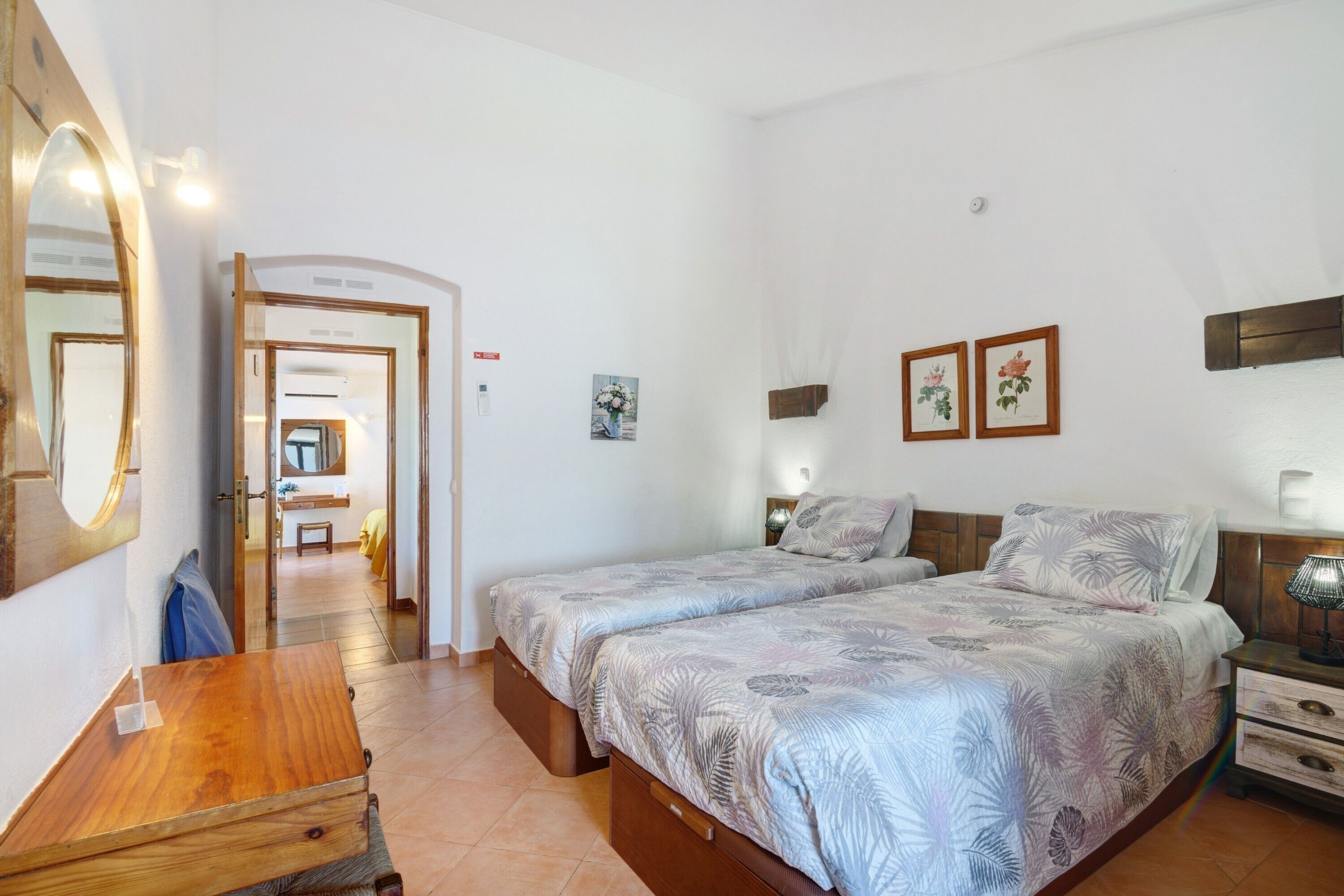 Tabla de planchar con plancha, wifi y ropa de cama 