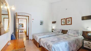 Tabla de planchar con plancha, wifi y ropa de cama