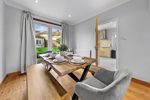 Modern 3BR London Home Pet Friendly with Private Garden Free Parking and WiFi