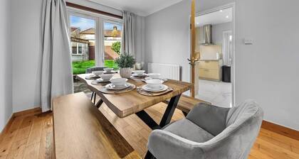 Modern 3BR London Home Pet Friendly with Private Garden Free Parking and WiFi