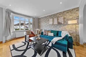Smart TV - Modern 3BR London Home Pet Friendly with Private Garden Free Parking and WiFi (London)