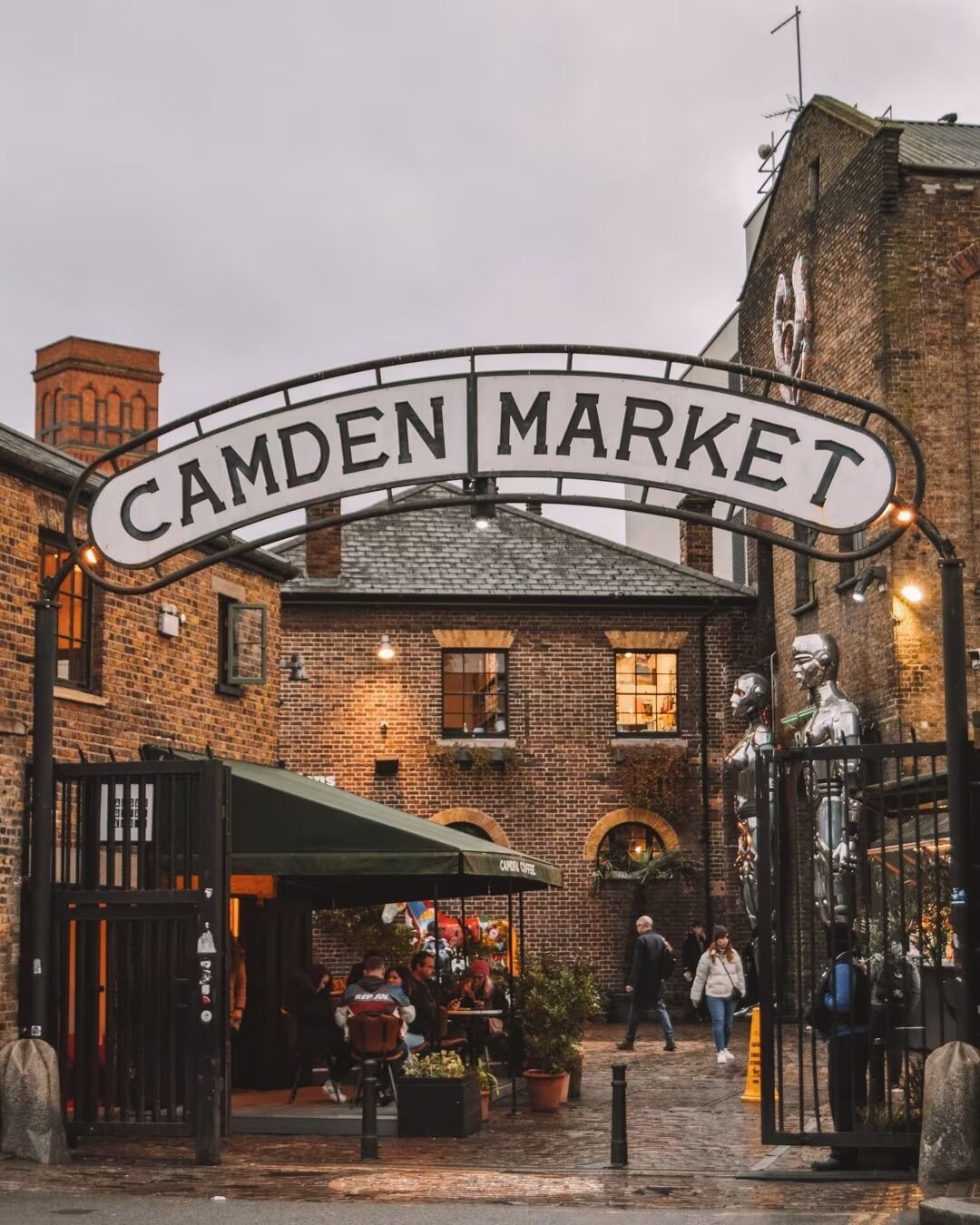 La entrada al Mercado de Camden, con un cartel arqueado sobre la puerta.