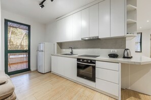 Réfrigérateur, four, plaque de cuisson, grille-pain