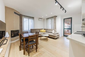 TV, fireplace - Pine & Sea Retreat by PikHost (Qerret)