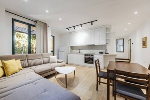 TV, fireplace - Pine & Sea Retreat by PikHost (Qerret)