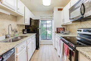 Interior - 5 Mi to Westchase District: Houston Extended Stay (Houston)