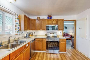 House (4 Bedrooms) | Interior - 4BR Dog-friendly Home & Close to Mountains (Anchorage)