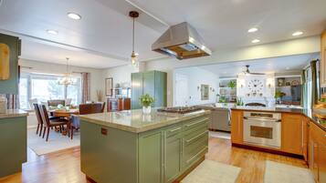 House (5 Bedrooms) | Interior