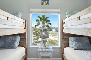 4 bedrooms, free WiFi, bed sheets - ENJOY THE WONDERFUL natural daylight in this comfortable home (St. George Island)