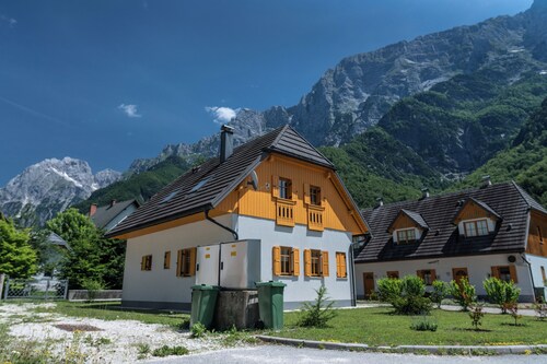 House Parabola – 4-Bedroom Mountain Retreat with Breathtaking Views, Sleeps 10