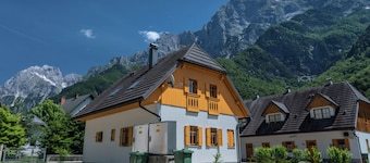House Parabola â 4-Bedroom Mountain Retreat with Breathtaking Views, Sleeps 10