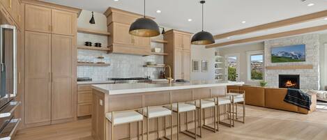 Réfrigérateur, four à micro-ondes, un four, surface de cuisson