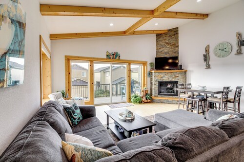 Stroll to Shore: Retreat w/ Balcony in Gold Beach