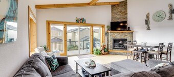 Stroll to Shore: Retreat w/ Balcony in Gold Beach