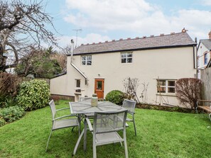 Cottage | Outdoor dining - The Coach House (Prestatyn)