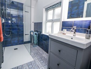 Cottage | Bathroom - The Coach House (Prestatyn)