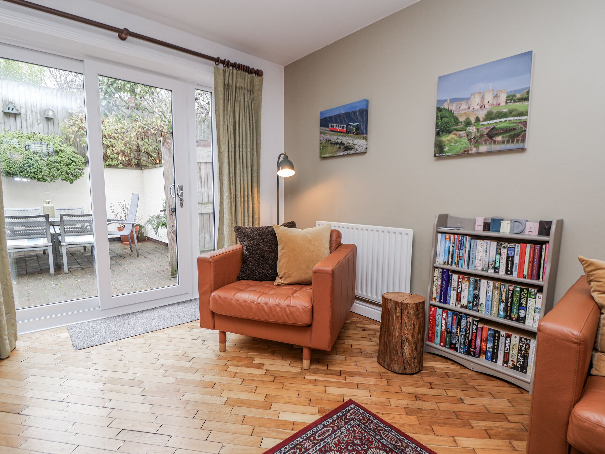 Cottage | Living area | Flat-screen TV, DVD player