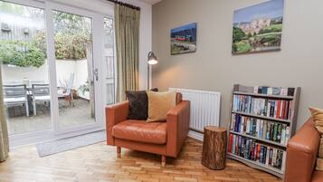 Cottage | Living area | Flat-screen TV, DVD player