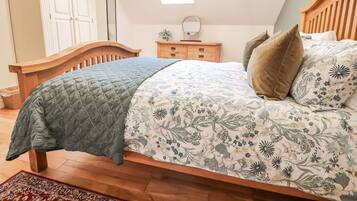 Cottage | 2 bedrooms, individually decorated, individually furnished, free WiFi