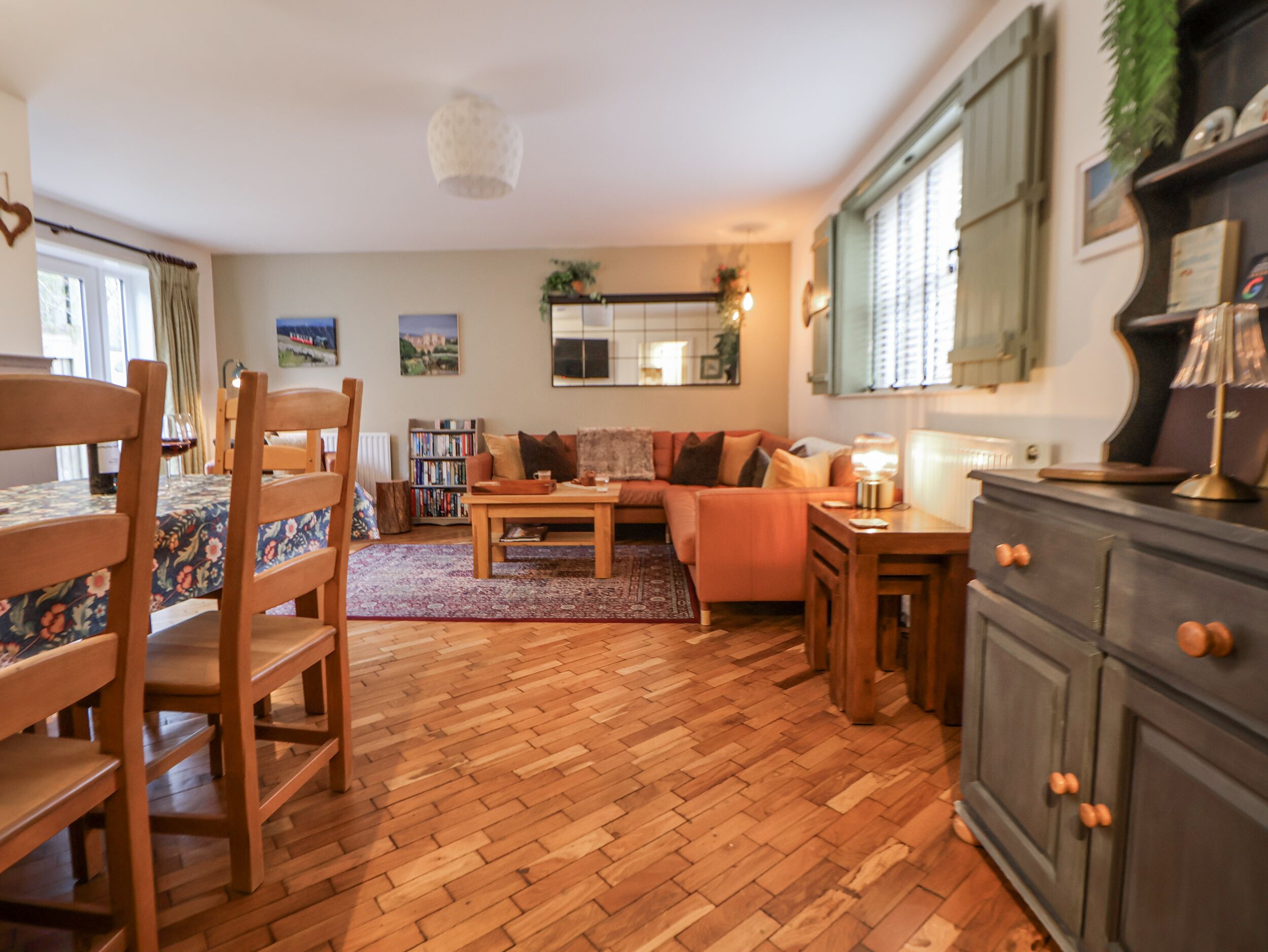 Cottage | Living area | Flat-screen TV, DVD player