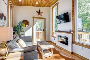 Cottage (1 Bedroom) | Interior - Tiny in Paradise! Near Chico and Sage Lodge! (Pray)