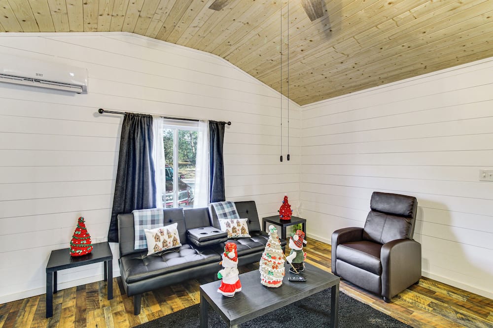 1 Mi to Dtwn Enterprise: Pet-friendly Home w/ Yard - Java, AL