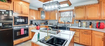 Spacious Retreat w/ Deck: 14 Mi to Nolin Lake!