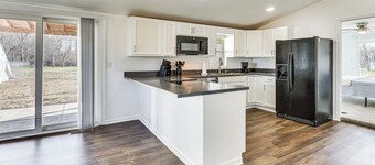 Steps to Winery! Updated Farmhouse in Holt