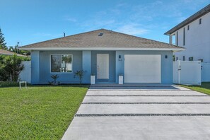 Exterior - Naples Park - Near Vanderbilt Beach! (Naples)