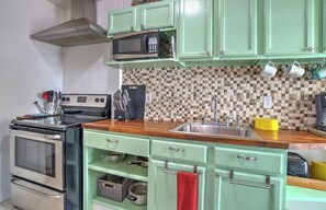 Refrigerador, microondas, horno y parrilla de estufa 