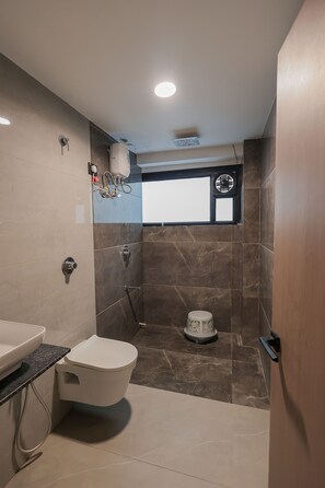 Chaussons, bidet, serviettes fournies, savon