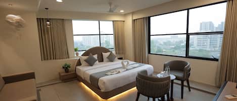 Habitación Premium, vistas a la ciudad | Espacio para trabajar con un portátil, wifi gratis, ropa de cama