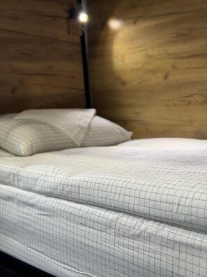 Dormitorio compartido básico, solo para hombres, vista a la ciudad | Tabla de planchar con plancha y wifi gratis 