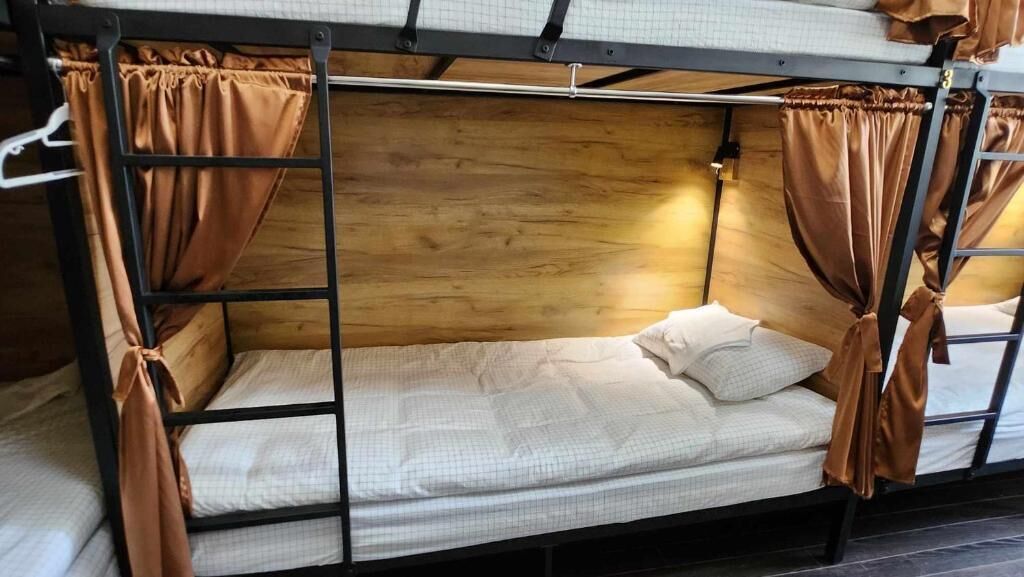 Dormitório compartilhado básico, somente para homens, vista para a cidade | Ferros/tábuas de passar roupa, Wi-Fi de cortesia