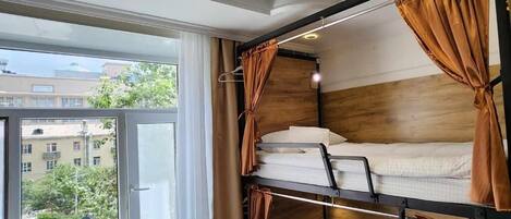 Dortoir partagé de base, femmes uniquement, vue sur la ville | Fer et planche à repasser, accÚs au Wi-Fi (inclus)