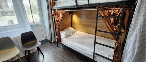 Phòng tập thể cơ bản, chỉ dành cho nam, quang cảnh thành phố | Bàn ủi/dụng cụ ủi quần áo, truy cập Internet không dây miễn phí