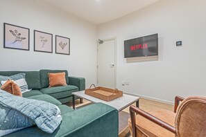 TV - Chester Manor | 5 BR | Sleeps 10 | Free Parking (Chester)