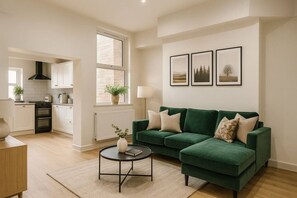 TV - Chester Manor | 5 BR | Sleeps 10 | Free Parking (Chester)