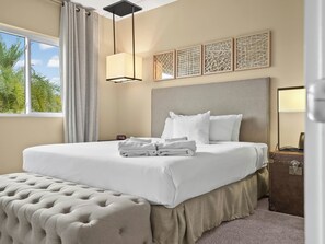 WiFi, bed sheets - Comfy house near the mouse! Spacious 4 bedroom house 5 min from Disney! (Kissimmee)