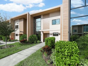 Exterior - Comfy house near the mouse! Spacious 4 bedroom house 5 min from Disney! (Kissimmee)