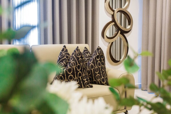 شقة فاخرة - غرفتا نوم - بشرفة | ستائر تعتيم ومكواة/لوح كي وواي فاي مجانًا